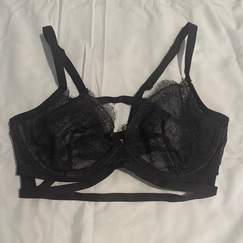 Elegant Victoria’s Secret Black Lace Bra with boning detail